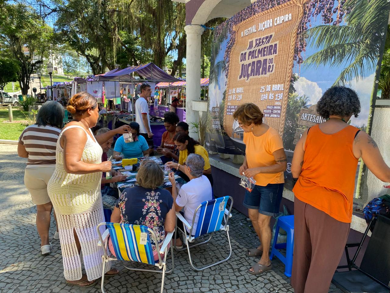 Feira da Juçara na Praça Amaral Peixoto com o cartaz da festa ao fundo