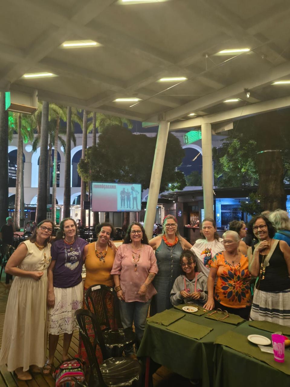 Mulheres da Rede da Juçara reunidas no Circo Voador com os Arcos da Lapa ao fundo