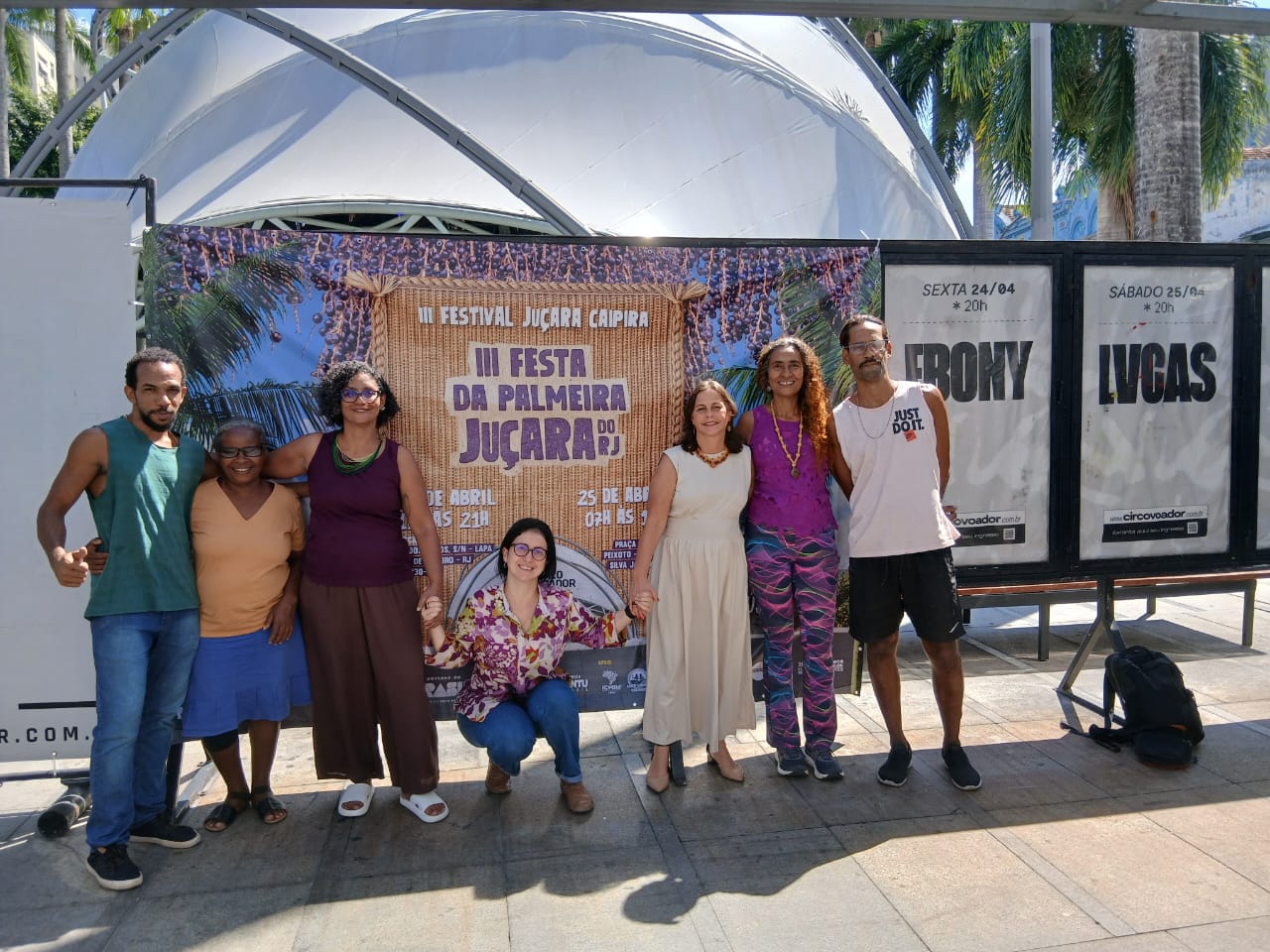 Beneficiadoras montando colares e brincos com sementes de juçara na Praça dos Arcos da Lapa