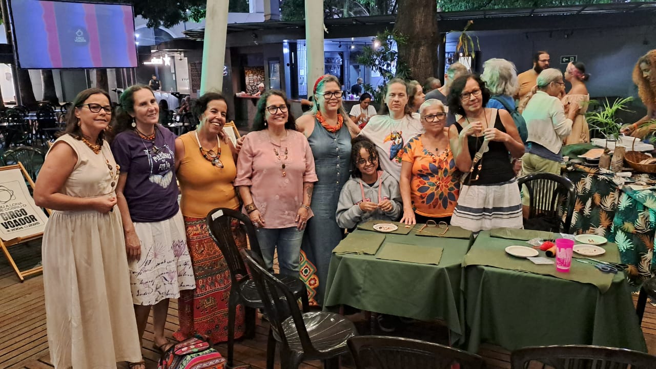 Encontro das mulheres da juçara na oficina noturna do Circo Voador
