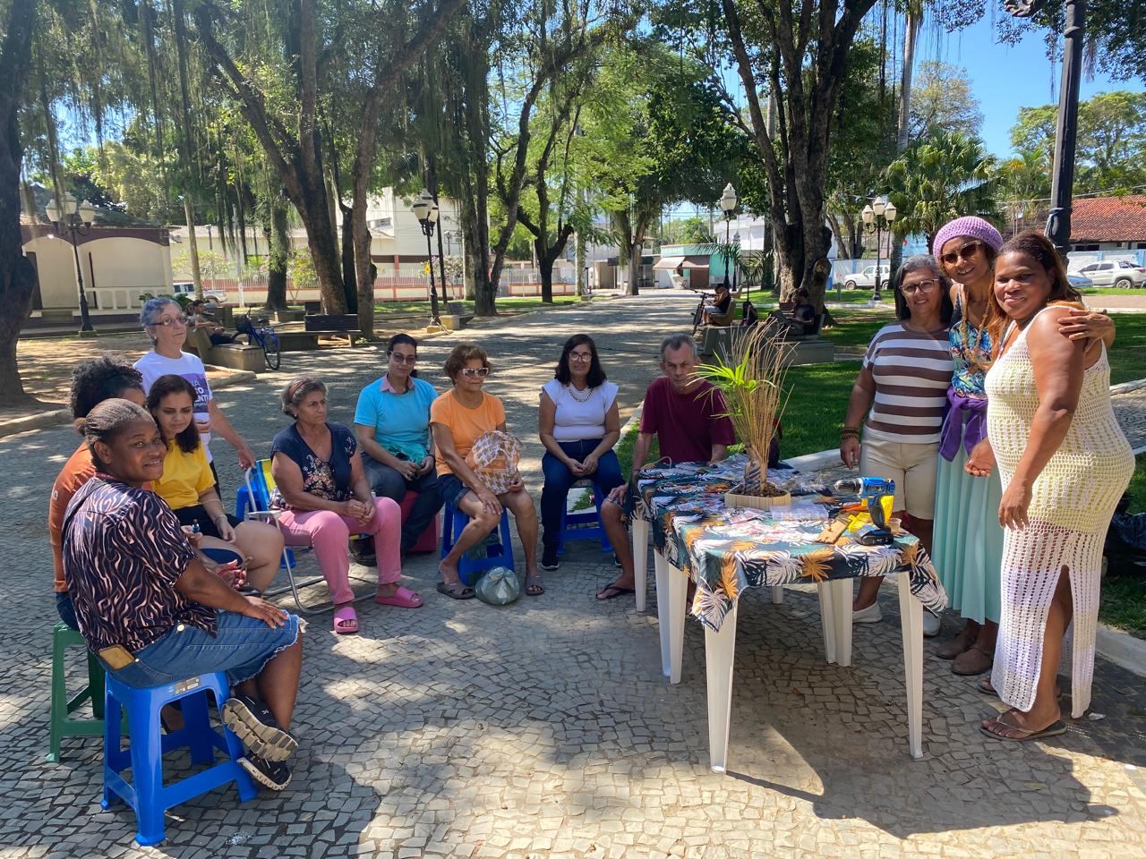 Roda de conversa ao ar livre na Praça Amaral Peixoto, Silva Jardim